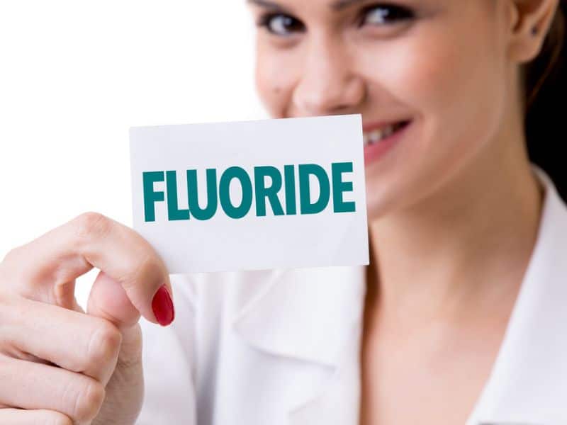 Fluoride là thành phần hàng đầu trong kem đánh răng trị viêm lợi