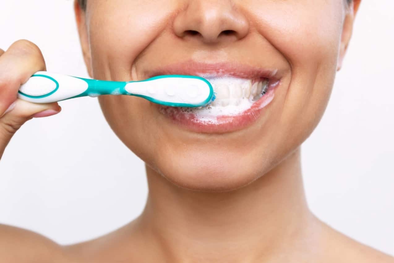 Thực hiện vệ sinh răng miệng đúng cách để hạn chế viêm lợi