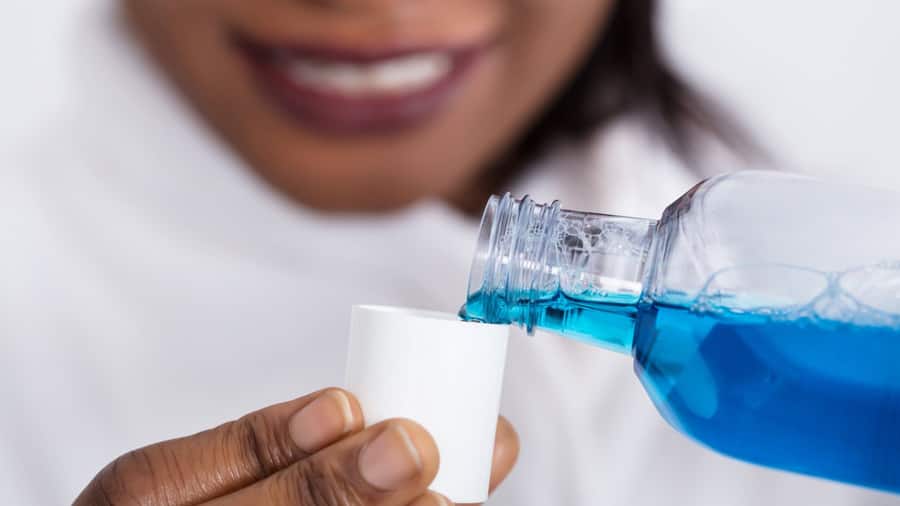 Cách chọn nước súc miệng chống ê buốt răng - colgate