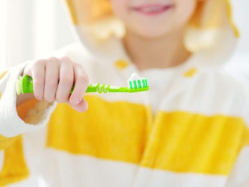 Kem đánh răng chứa rất ít Fluor được khuyến cáo sử dụng cho bé