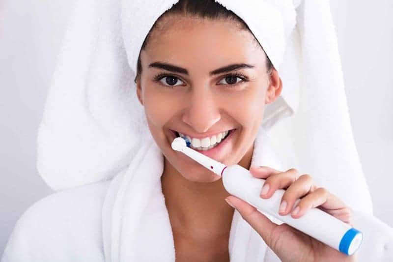 Bàn chải điện giúp vệ sinh răng miệng sạch sẽ