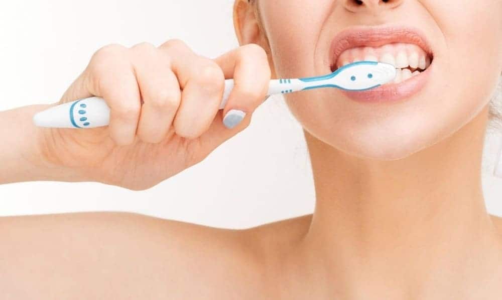 chăm sóc răng miệng đúng cách giúp cải thiện tình trạng men răng yếu
