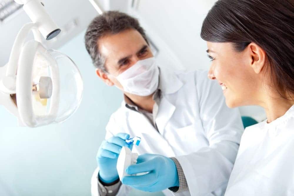 Kiểm tra răng miệng định kỳ để phát hiện tình trạng men răng yếu
