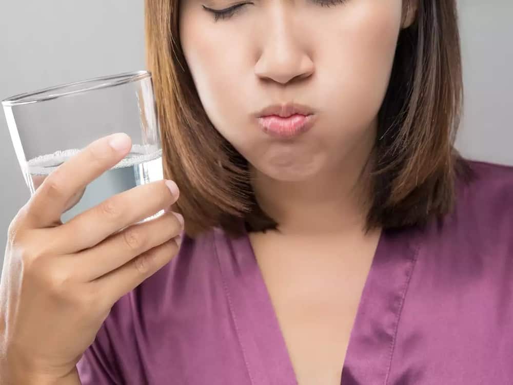 Súc miệng với nước muối giúp ức chế vi khuẩn trong miệng