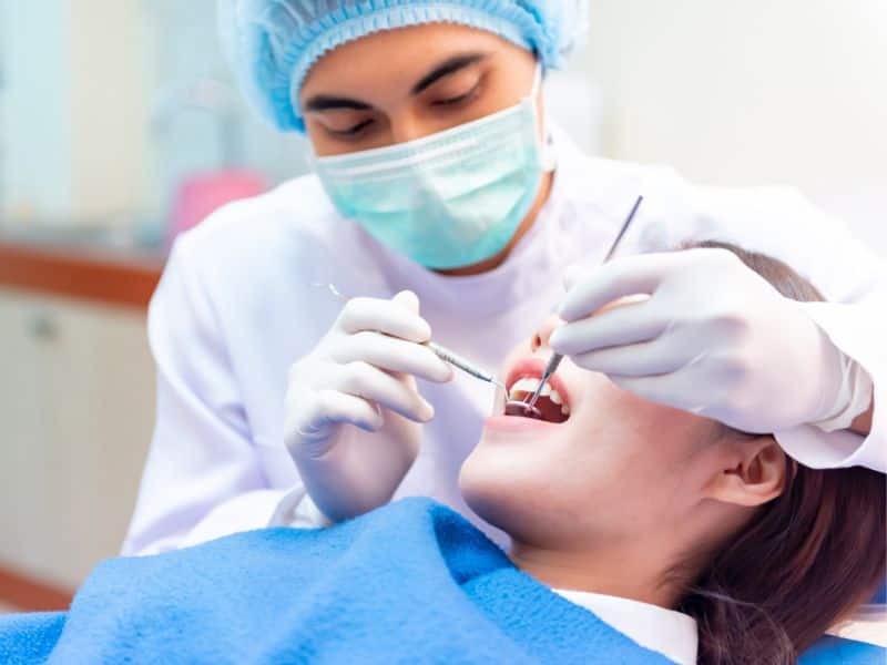 Thăm nha sĩ định kỳ ít nhất 6 tháng một lần để kiểm tra và làm sạch răng 