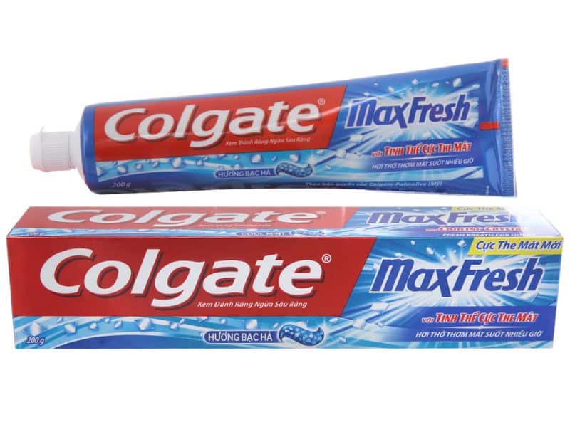 Kem đánh răng chống ê buốt Colgate MaxFresh có hợp chất Fluor giúp tái tạo men răng