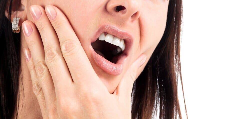 Mắc các vấn đề nha khoa có thể khiến răng ê buốt